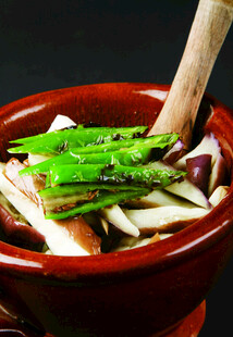 红碗中的蔬菜美食