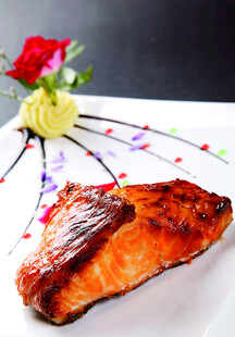 香煎三文鱼配精美装饰