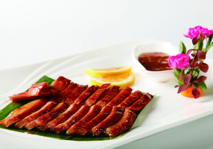 美味烤鸭摆盘精致诱人