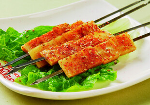 美味烤板筋摆于翠绿生菜上