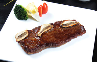 美味牛排配蔬菜