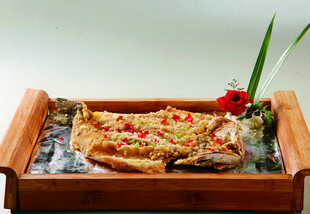 创意摆盘的美味烤鱼