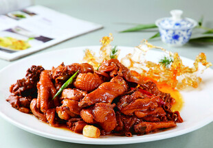 美味红烧鸡块摆盘中