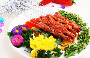 美味摆盘烤肉配多彩菜
