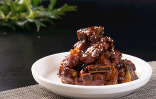 美味酱牛肉摆于白盘