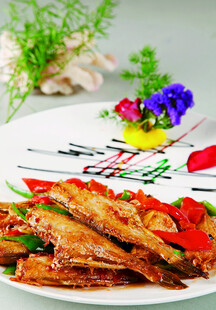 香煎鱼搭配多彩蔬菜摆盘