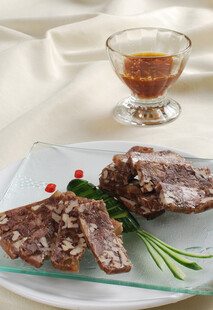 美味熟牛肉配蘸酱与香草