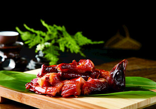 美味卤味鸭货摆于木盘