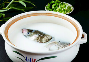 陶瓷锅中的鲜鱼