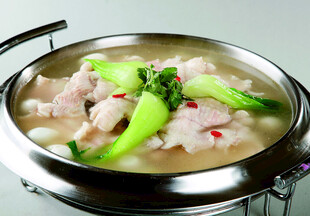 锅中鲜嫩鱼片蔬菜汤