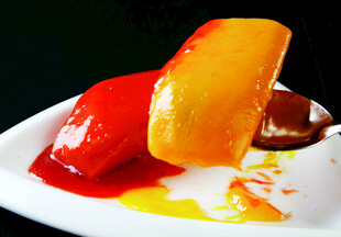 双色水果淋酱甜点