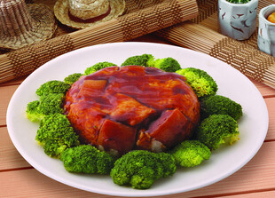 红烧狮子头配翠绿西兰花