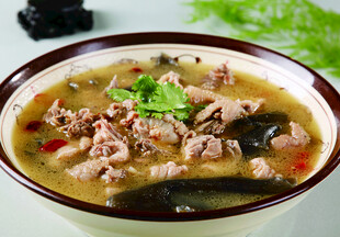 鲜香肉片木耳汤