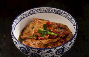 青花瓷碗中的美味菜肴