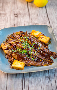 美味红烧鱼搭配金黄豆腐