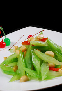 凉拌莴笋配红椒花生米