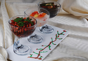 精致甜点摆放在装饰餐布上