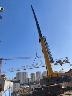 工地起重机作业场景