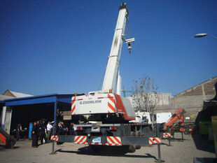 户外停放的大型起重吊车