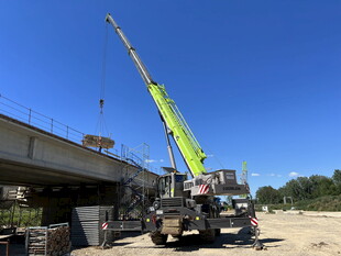 公路旁的起重机作业场景