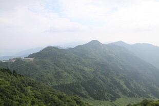 青山连绵的壮阔自然景观