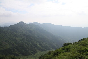 青山绵延的壮阔自然景观