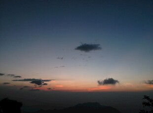 黄昏天空中的云朵美景