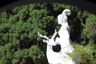 山林中的白色雕像