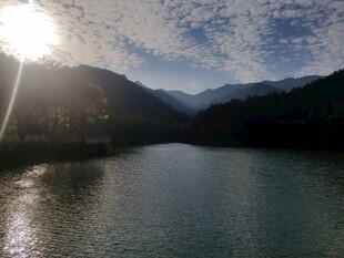 衡山阳光照耀下的山水美景