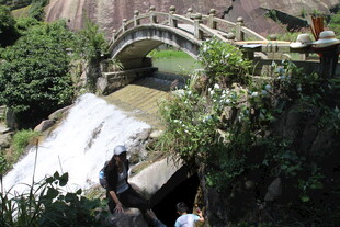 衡山山间石桥下的潺潺流水