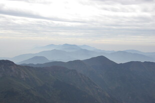 衡山壮丽山峦云雾间