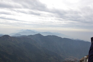 衡山俯瞰连绵山峦壮丽景色