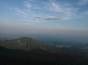 衡山山峦云海间的壮美风光