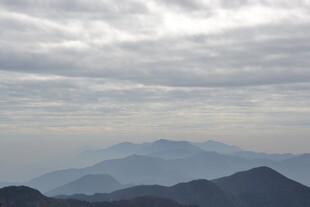 衡山云雾缭绕的连绵山脉