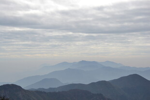 衡山云雾缭绕的连绵山脉