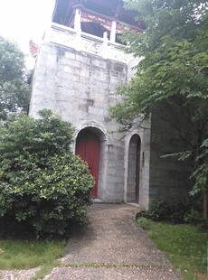 衡山古朴石屋隐于绿植间