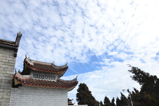 衡山中式古建筑与蓝天白云