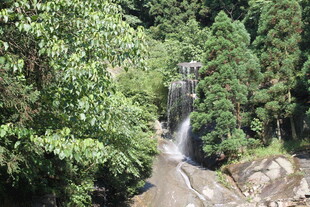 衡山山林间的秀丽瀑布景观