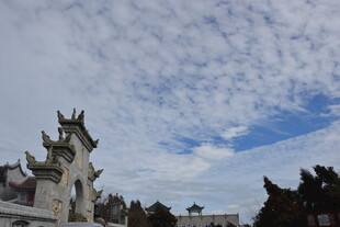 衡山中式古建筑与蓝天白云