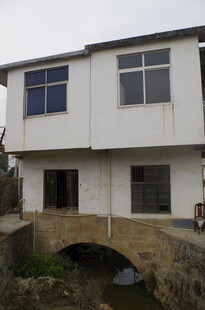 衡山乡村两层白房与石桥景观