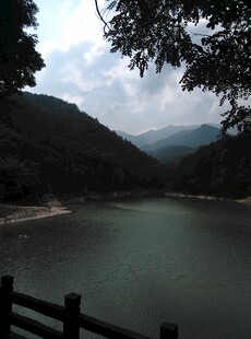 衡山湖畔山林景色