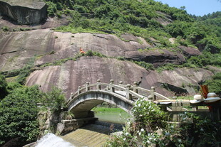 衡山山间石桥伴绿水青山