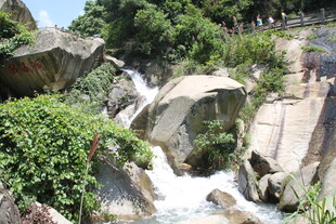 衡山山间溪流岩石绿植景观