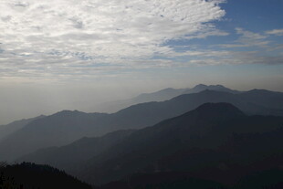 衡山山峦云海间的壮美景色
