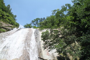衡山山间瀑布美景