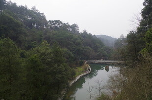 衡山山间河流上的桥景