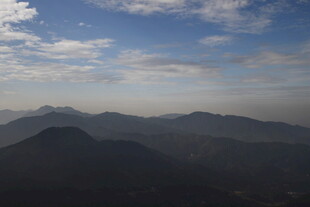 衡山蓝天白云下的连绵山脉