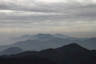 衡山云雾缭绕的连绵山脉