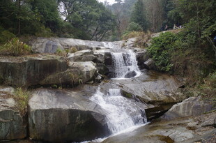 衡山山间溪流潺潺 奇石相伴