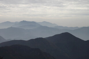 衡山远山云雾缭绕的壮美景观